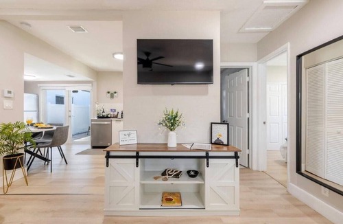 Flagami House | 2BR Modern/Top Location/Terrace/10min Airport and Coral Gables