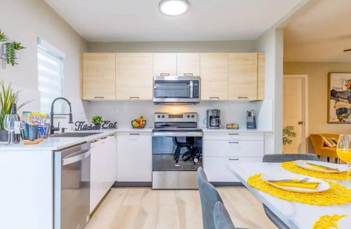 Flagami House | 2BR Modern/Top Location/Terrace/10min Airport and Coral Gables