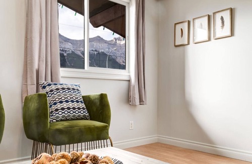 Harvie Heights Cabin | 2BR Red Cedar Lodge near Banff w/Mountain Views