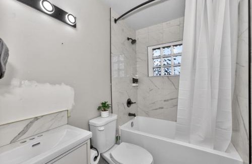 Highland Park House | 2BR Suite Near YYC Airport and Downtown 4324 UP