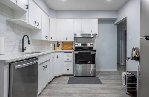 Highland Park House | 2BR Vacation Rental Close to UofC, SAIT, Hospital, Calgary Airport & Downtown | Sleeps 6 - 4408 – UP