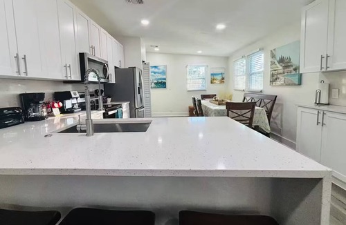 Stuart House | 3/2 Beachy Hibiscus Volleyball/Bikes/Firepit/Grill