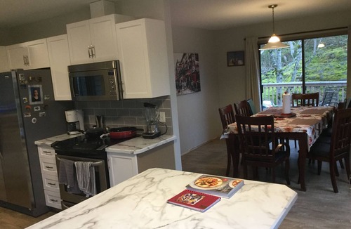 Departure Bay House | 3 bdm house with Swim Spa, walk to Departure Bay, Hike Linley Valley Park