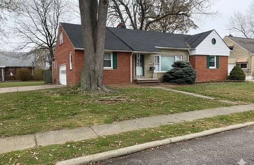 Euclid House | 3 Bdrm Cozy Lakefront Getaway – Spacious Home with Finished Basement!