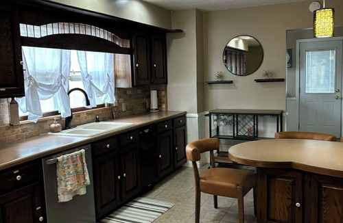 Bellevue House | 3-bed 2.5 bath, outdoor pool May 31-Sep 30th/AC/in Bellevue