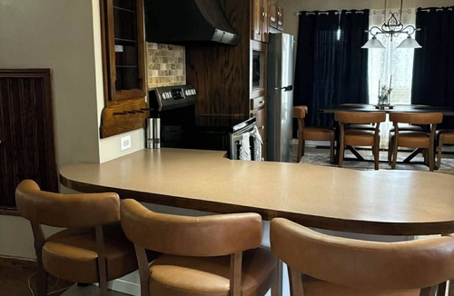 Bellevue House | 3-bed 2.5 bath, outdoor pool May 31-Sep 30th/AC/in Bellevue