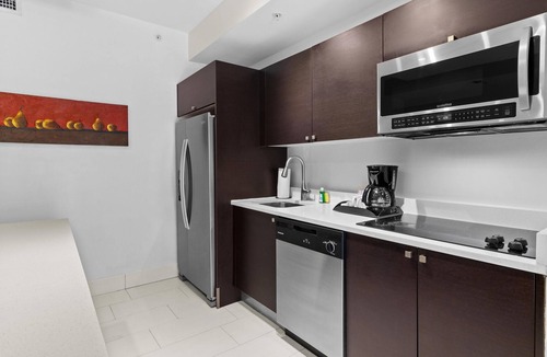 Doral Condo | 3 Bed/4 Bath TONS of Space, Pool, Dining, Bar, Spa