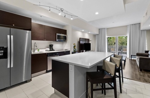 Doral Condo | 3 Bed/4 Bath TONS of Space, Pool, Dining, Bar, Spa