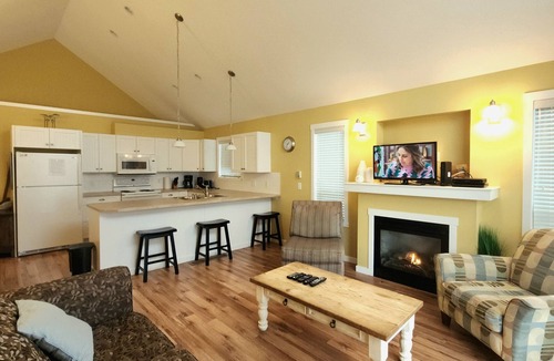 Central Okanagan House | 3 Bed Pool View Cottage at LaCasa Lakeside Resort!