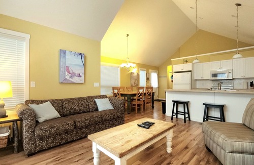 Central Okanagan House | 3 Bed Pool View Cottage at LaCasa Lakeside Resort!