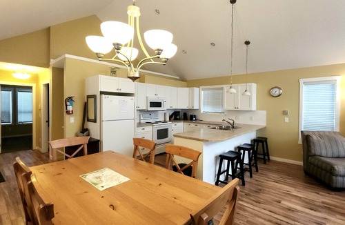 Central Okanagan House | 3 Bed Pool View Cottage at LaCasa Lakeside Resort!