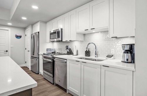 Dead Man's Flats Condo | 3 bedroom + 2 bath -🏔️Rockies Refuge⛰️ heated outdoor pool and hot tub/full gym