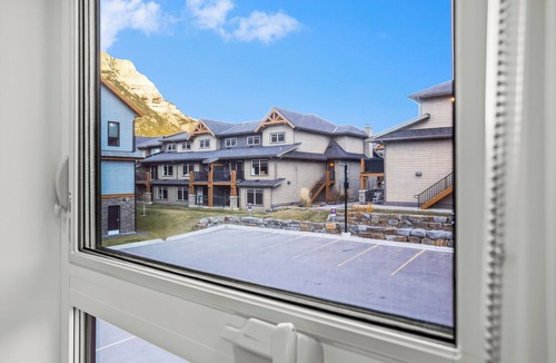 Dead Man's Flats Condo | 3 bedroom + 2 bath -🏔️Rockies Refuge⛰️ heated outdoor pool and hot tub/full gym