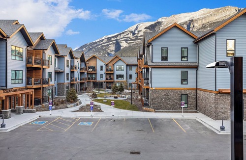 Dead Man's Flats Condo | 3 bedroom + 2 bath -🏔️Rockies Refuge⛰️ heated outdoor pool and hot tub/full gym