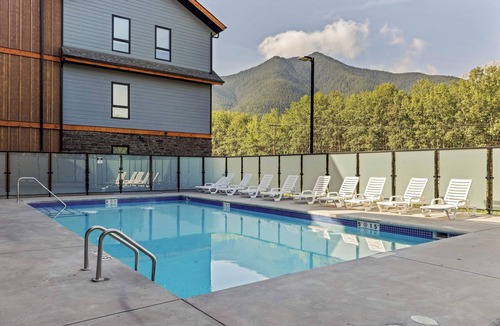 Dead Man's Flats Condo | 3 bedroom + 2 bath -🏔️Rockies Refuge⛰️ heated outdoor pool and hot tub/full gym