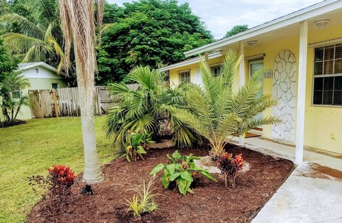 Stuart House | 3 Bedroom 2 Bath House with pool - Close to the beach and downtown