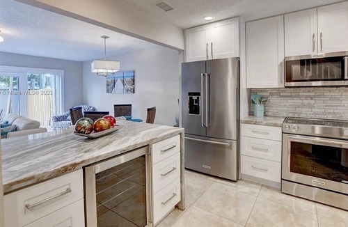 Deerfield Beach Apartment | 3 Bedroom 689292 by Houzlet