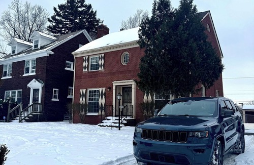 Garfield Heights House | 3-bedroom Château in welcoming Garfield Heights with WiFi, AC. 3 night minimum