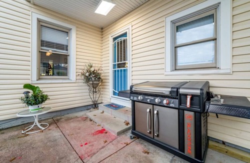 Mayfield Heights House | 3-Bedroom Cottage in Mayfield Heights