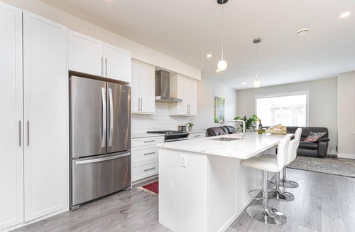 Langford House | 3-bedroom Manor next to the highway
