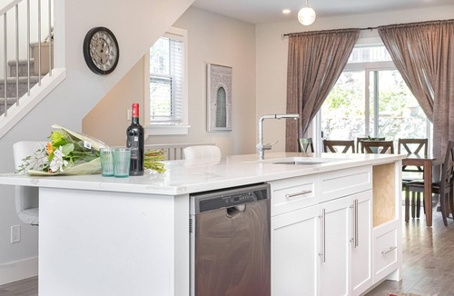 Langford House | 3-bedroom Manor next to the highway