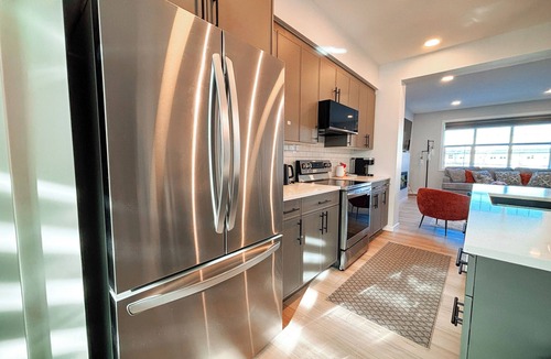 Leduc House | 3 bedroom + office full house in the heart of Southfork Leduc