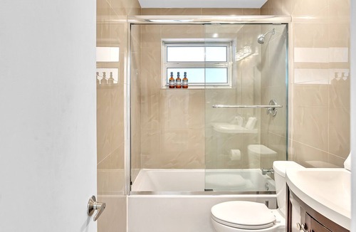 Dania Beach Villa | 3 bedroom5bathclose to beach/Jacuzzi/billiard