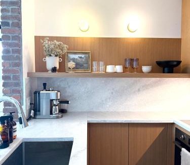 Crosstown Apartment | 3-Bedrooms premium apartemnt with stunning 180 water, mountain and city view Pool Hot Tub and Gym Heart of Downtown Skytrain 3mins walk to NEARBY STADIUM