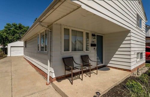 Euclid House | 3 BR tranquil lakeside retreat.- Near Lake Erie!