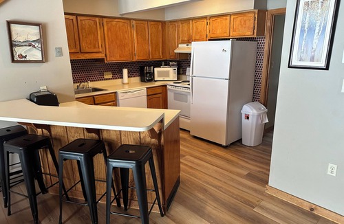 Lincoln Condo | 3 BR walking distance to Loon and Lincoln downtown