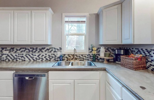 Cuyahoga Falls House | 3 BRM Quiet Retreat Near Blossom