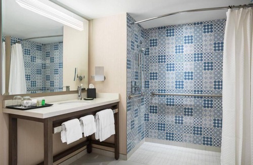 Downtown Cleveland Hotel | 3 Convenient Rooms Near Rock and Roll Hall of Fame w/Plush Bedding