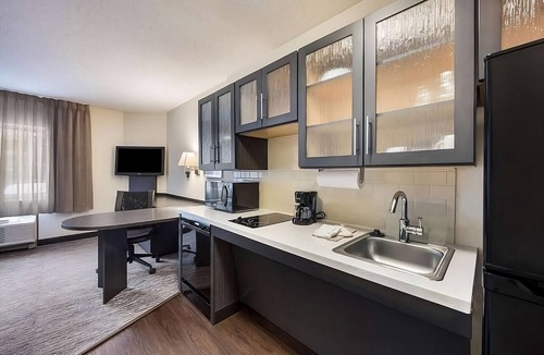 North Olmsted Hotel | 3 Convenient Units Perfect for Families & Groups, Pets are Allowed
