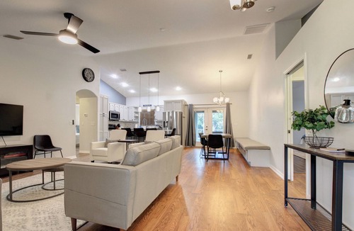 Sebastian Highlands House | ☆☀︎❀3 Palms Oasis! Heated Saltwater Pool, Poolside TV, Near Beaches, Wi-Fi!