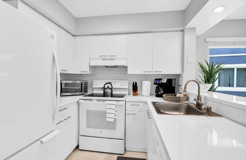 Mission Bay Apartment | 340A - Boca Retreat w/Pool, Parking, Near Evert Tennis & Shops