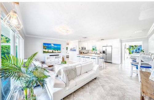 Garden Isles Villa | 350 · Oasis Waterfront! Boat Rental/Spa/BBQ/Kayaks/Pool!