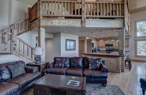 Lead Ski Chalet | 3BR Blackmoon Chalet at Terry Peak w/Hot Tub!