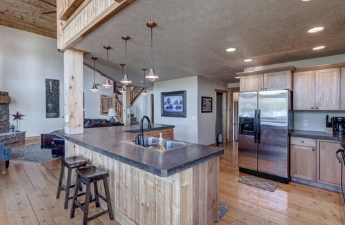 Lead Ski Chalet | 3BR Blackmoon Chalet at Terry Peak w/Hot Tub!