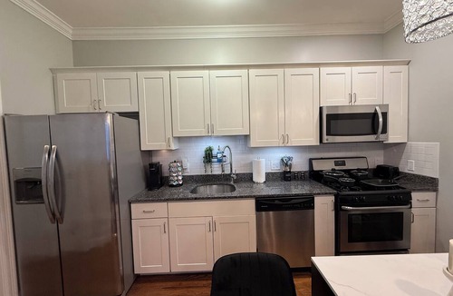 Washington Park Apartment | 3BR Executive Suite: Extended,Relocation & Renovation Stays Pet-Friendly