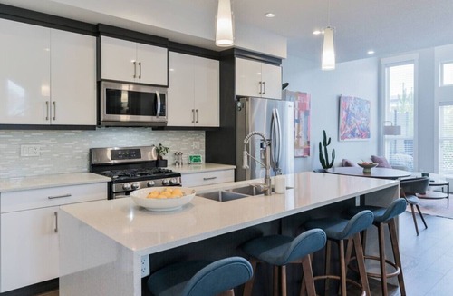 Sunalta Villa | 3BR | Garage | DT Views | Central | Lux Townhome