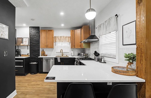 Ohio City House | 3BR Pet-Friendly Retreat Near DT + Hot Tub