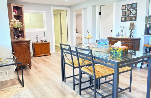 West Vancouver Apartment | 3BR Private Suite · West Vancouver · Landmark View · Prime Location
