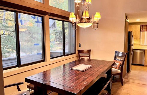 Lincoln Villa | 3BR Townhouse Sleeps 7 | Private Deck | Across from Loon | Pool & Hot Tub