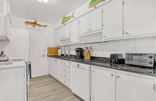 Palm Springs House | 3BR West Palm Beach House with Heated Pool - Close to Downtown and Beach