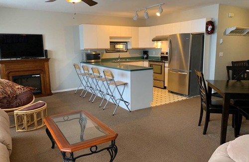 Big White Ski Resort Condo | 4 Bdrm - Ski in/Out Condo - Private Hot Tub! Quick walk to the Village