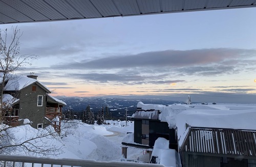 Big White Ski Resort Condo | 4 Bdrm - Ski in/Out Condo - Private Hot Tub! Quick walk to the Village