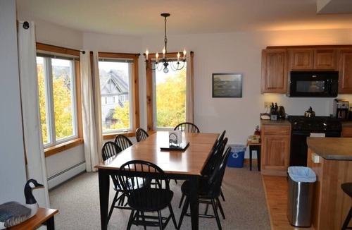 North Troy Condo | 4 bdrms, golf, hikes, tram, waterpark and hot tub!