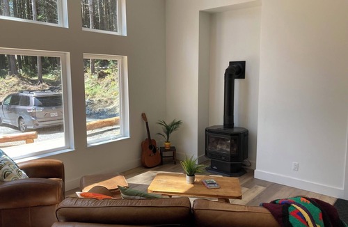 Juan de Fuca Electoral Area Other | 4-bedroom castle in wonderful Jordan River with WiFi