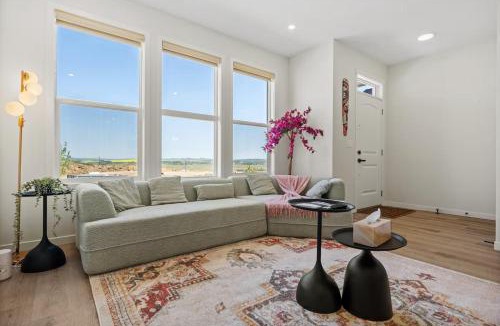 Calgary House | 4-Bedroom Detached Home with AC and Close to Calgary Airport