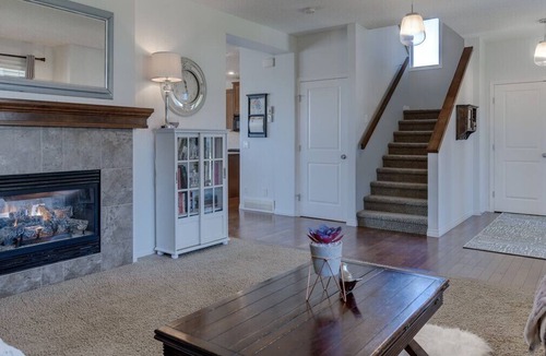 Cochrane House | 4 bedroom home-base w Mountain views for Stampede or the Rockies
